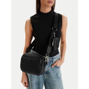 Torebka Guess Jeans. Czarne listonoszki Guess Jeans, z aplikacjami, z jeansu, bez dodatków. Za 229,99 zł.