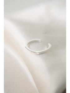 Lodie Silver Srebrny pierścionek z cyrkoniami rozmiar: onesize. Szare pierścionki Lodie Silver, z cyrkonią, srebrne. Za 65,85 zł.