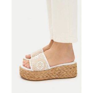 Klapki Guess. Białe klapki Guess, z aplikacjami, bez obcasa. Za 287,99 zł.