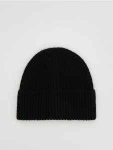Prążkowana czapka beanie - czarny. Czarne czapki Reserved, bez wzorów, prążkowane. Za 49,99 zł.