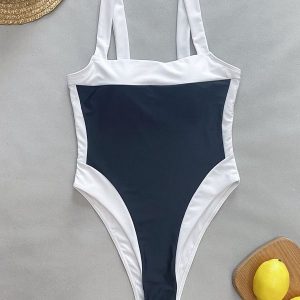 Jednoczęściowy strój kąpielowy minimalistyczny na plażę i basen Engelien. Czarne stroje jednoczęściowe Intica, bez wzorów, z materiału. Za 159,00 zł.