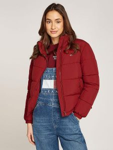 TOMMY JEANS Kurtka zimowa w kolorze czerwonym rozmiar: L. Czerwone kurtki Tommy Jeans, na zimę, l, bez wzorów, z jeansu, bez kaptura. Za 483,17 zł.