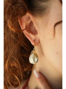 Pierres delicates Kolczyki w kolorze białym z perłami rozmiar: onesize. Białe kolczyki Pierres delicates, z perłą, z mosiądzu. Za 50,95 zł.