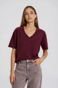 T-shirt z dekoltem w serek burgundowy. Czerwone t-shirty MOODO, l, bez wzorów, z bawełny, bez kołnierzyka, bez ramiączek. Za 39,99 zł.
