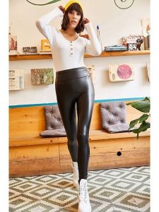 Olalook Legginsy w kolorze czarnym rozmiar: S. Czarne legginsy Olalook, bez wzorów, z podwyższonym stanem. Za 52,55 zł.