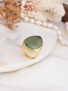 L'Atelier de Gaia Pozłacany pierścionek z prehnitem rozmiar: onesize. Szare pierścionki L'Atelier de Gaia, z prehnitem, pozłacane. Za 46,45 zł.