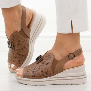 Brązowe skórzane sandały damskie na koturnie M.Daszyński 25144-4. Brązowe sandały M.Daszyński, z aplikacjami, ze skóry, bez obcasa, na koturnie, bez zapięcia. Za 219,00 zł.