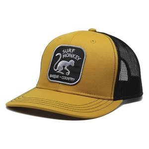 Czapka trucker z 6 panelami / Jeden rozmiar (Musztardowy/Czarny). Czarne czapki SURF MONKEY, z aplikacjami, z bawełny. Za 135,96 zł.
