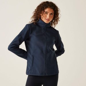 Damska kurtka softshell Ablaze z nadrukiem. Fioletowe kurtki Regatta, na jesień, xs, bez wzorów, z softshellu, bez kaptura. Za 199,99 zł.