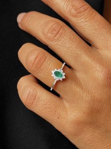 OR Carats Złoty pierścionek z diamentem i kamieniem szlachetnym rozmiar: 52. Szare pierścionki OR Carats, z diamentem, złote. Za 1 405,67 zł.