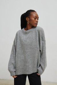 Sweter oversize z bufiastym rękawem SZARY - RIVERO-UNI. Szare golfy Marsala, na zimę, z wełny, bez kołnierzyka. Za 249,90 zł.