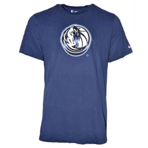 Koszulka Nike Dallas Mavericks Essential Dry T-shirt Chrome Logo College Navy. Niebieskie bluzki Nike, s, bez wzorów, sportowe, bez kołnierzyka, bez ramiączek. Za 112,00 zł.