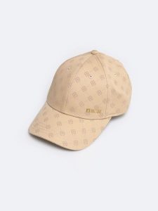 Czapka damska z daszkiem z monogramem beżowa Luisa 801. Brązowe czapki Big Star, bez wzorów, z materiału, eleganckie. W wyprzedaży za 79,99 zł.