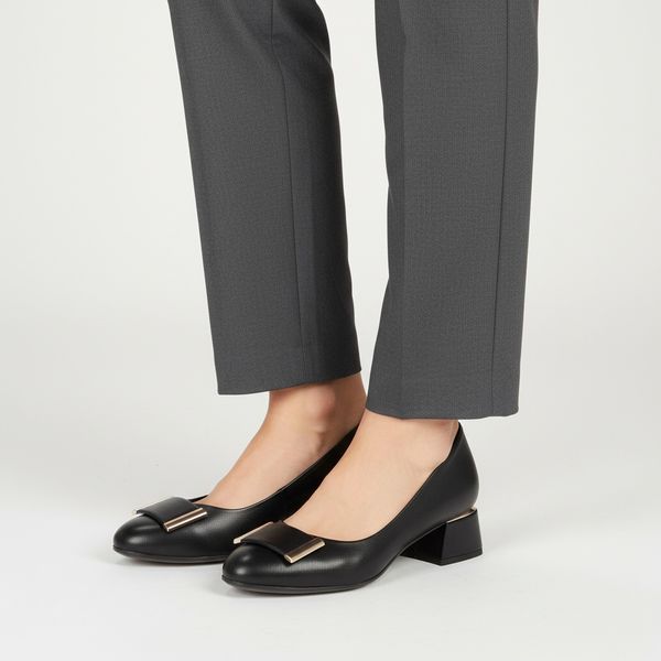 Czółenka damskie Armodo, cholewka skóra naturalna gładka klasyczny fason stabilny obcas metalowa ozdoba z przodu jednolita forma miękkie wykończenie. Czarne czółenka Armodo, z aplikacjami, ze skóry, bez obcasa, na obcasie, bez zapięcia. Za 341,90 zł.