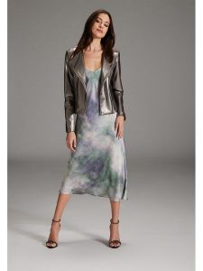 SWING Kurtka w kolorze srebrnym ze skóry syntetycznej rozmiar: 42. Szare kurtki Swing, bez wzorów, ze skóry, bez kaptura. Za 183,59 zł.