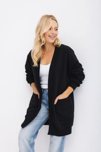 BLUZA DELIA CZARNA M - Flawless. Czarne bluzy Flawless, na jesień, m, bez wzorów, z bawełny, bez kaptura. Za 252,00 zł.