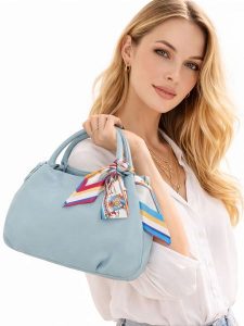 Florence Bags Skórzana torebka "Wesa" w kolorze błękitnym - 33 x 20 x 16 cm rozmiar: onesize. Niebieskie torebki klasyczne Florence Bags, bez wzorów, z materiału, przez ramię, bez dodatków. Za 217,99 zł.