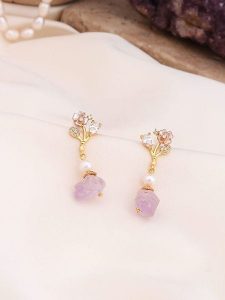 Pierres de Jade Pozłacane kolczyki-wkrętki z perłami i kamieniami szlachetnymi rozmiar: onesize. Białe kolczyki Pierres de Jade, z ametystem, pozłacane. Za 60,99 zł.