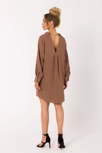 Sukienka koszulowa z dekoltem V na plecach brązowa. Brązowe sukienki MOE, na co dzień, s, bez wzorów, bez kołnierzyka, bez ramiączek, koszulowe. Za 279,00 zł.