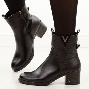 Czarne botki damskie na obcasie Vinceza 58581. Czarne botki VINCEZA, na jesień, z aplikacjami, z dzianiny, z okrągłym noskiem, bez obcasa, na obcasie, bez zapięcia. Za 209,00 zł.