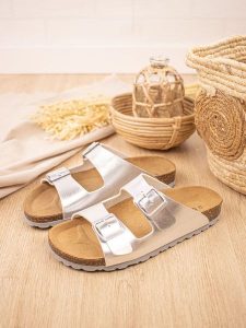 BABUNKERS Family Klapki w kolorze srebrnym rozmiar: 36. Szare klapki BABUNKERS Family, bez wzorów, z otwartym noskiem, bez obcasa. Za 169,45 zł.