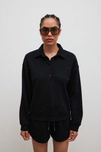 Bluza damska z kołnierzem w kolorze TOTALLY BLACK - EXPLORE. Czarne bluzy Marsala, m, bez wzorów, z bawełny, bez kaptura. Za 339,90 zł.