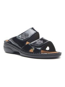 Comfortfusse Skórzane klapki w kolorze czarnym rozmiar: 41. Czarne klapki Comfortfüße, bez wzorów, z lakierowanej skóry, z otwartym noskiem, bez obcasa. Za 254,74 zł.