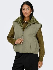 ONLY Dwustronna kamizelka w kolorze zielonym rozmiar: XS. Zielone kamizelki ONLY, s, bez wzorów, z materiału, bez kołnierzyka, bez ramiączek, bez kaptura. Za 165,99 zł.