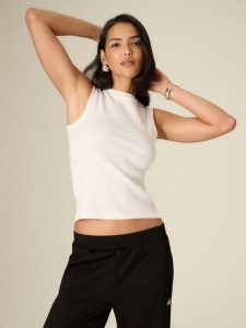 4F Top slim z prążkowanej dzianiny damski - biały S. Białe topy 4f, s, bez wzorów, z bawełny, bez kołnierzyka, bez ramiączek. Za 59,99 zł.