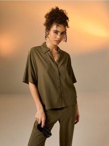 Wiskozowa koszula regular fit z krótkim rękawem - zielony. Zielone koszule Sinsay, l, bez wzorów, z wiskozy, bez kołnierzyka, bez ramiączek. Za 25,99 zł.