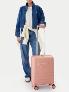 Reebok Walizka kabinowa CEO-RBK-WAL-011-S Różowy. Czerwone walizki Reebok, bez wzorów, z tworzywa sztucznego. Za 259,99 zł.