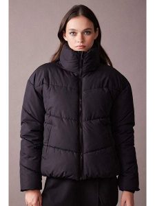 DeFacto Kurtka zimowa w kolorze czarnym rozmiar: XS. Czarne kurtki DeFacto, na zimę, xs, bez wzorów, z puchu, bez kaptura. Za 69,91 zł.