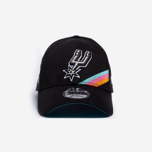 Czapka z daszkiem do koszykówki New Era NBA San Antonio Spurs. Czapki New Era, z aplikacjami, z bawełny, eleganckie. Za 119,99 zł.