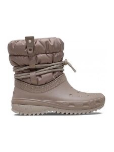 Crocs Kozaki zimowe "Classic Neo Puff" w kolorze jasnobrązowym rozmiar: 36/37. Brązowe kozaki Crocs, na zimę, bez wzorów, z materiału, bez obcasa, bez zapięcia. Za 206,42 zł.