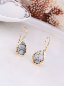 L'Atelier de Gaia Pozłacane kolczyki z dendrytem rozmiar: onesize. Szare kolczyki L'Atelier de Gaia, pozłacane. Za 69,58 zł.