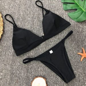 Bikini minimalistyczne plażowe z wysokiej jakości materiałów Jolene. Brązowe bikini Intica, bez wzorów, z materiału. Za 109,00 zł.