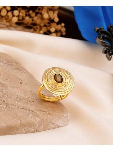 L'Atelier de Gaia Pozłacany pierścionek z labradorytem rozmiar: onesize. Brązowe pierścionki L'Atelier de Gaia, z labradorytem, pozłacane. Za 38,95 zł.