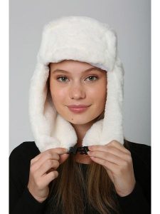 Lucky Bees Czapka w kolorze białym rozmiar: onesize. Białe czapki Lucky Bees, bez wzorów, z futra. Za 108,49 zł.