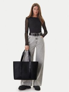 HUGO Torebka Becky Gr 50558416 Czarny. Czarne torebki klasyczne Hugo, bez wzorów, ze skóry, bez dodatków. Za 627,99 zł.