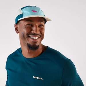 Czapka z daszkiem do biegania Kiprun 5 paneli. Niebieskie czapki KIPRUN, bez wzorów, z materiału, sportowe. Za 49,99 zł.