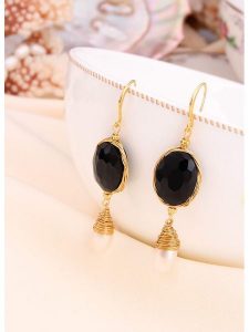 L'Atelier de Gaia Pozłacane kolczyki z perłami i onyksami rozmiar: onesize. Białe kolczyki L'Atelier de Gaia, z onyksem, pozłacane. Za 39,99 zł.