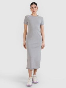 4F Sukienka midi z prążkowanej dzianiny damska - szara S. Szare sukienki 4f, na co dzień, s, bez wzorów, z bawełny, eleganckie, bez kołnierzyka, bez ramiączek, maxi, dopasowane. W wyprzedaży za 79,99 zł.