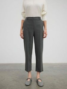 BGN Spodnie w kolorze antracytowym rozmiar: 38. Czarne spodnie z wysokim stanem BGN, bez wzorów, z materiału, z podwyższonym stanem. Za 113,36 zł.