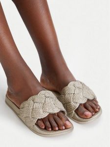 MEXX Klapki CEO-MICH1906041W-01 Złoty. Żółte klapki Mexx, bez wzorów, z syntetyku, bez obcasa. Za 59,99 zł.