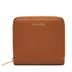 Portfel Calvin Klein. Brązowe portfele Calvin Klein, bez wzorów. Za 249,99 zł.