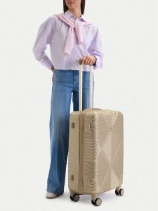 Nine West Walizka średnia CEO-NW-M-002-09 GOLD Złoty. Żółte walizki Nine West, bez wzorów, z tworzywa sztucznego, średnie. Za 359,99 zł.