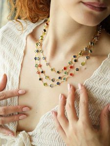 L'Atelier de Gaia Pozłacany naszyjnik z kryształami - dł. 48 cm rozmiar: onesize. Żółte naszyjniki L'Atelier de Gaia, z kryształem, pozłacane. Za 43,99 zł.