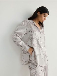 Satynowa koszula oversize z cekinowymi aplikacjami - beżowy. Brązowe koszule Reserved, l, z aplikacjami, z satyny, bez kołnierzyka, bez ramiączek. W wyprzedaży za 69,99 zł.