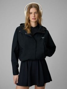 4F Kurtka przejściowa damska - czarna M. Czarne kurtki 4f, m, bez wzorów, z materiału, bez kaptura. Za 349,99 zł.