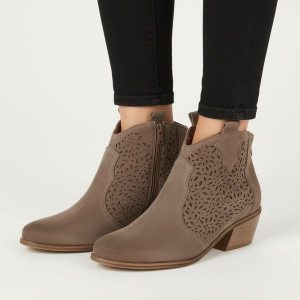 Botki damskie Armodo, cholewka ze skóry naturalnej o welurowym wykończeniu z ażurowymi wycięciami na bokach i bocznym suwakiem, brązowe, 1130. Brązowe botki Armodo, w ażurowe wzory, z jeansu, bez obcasa, na obcasie, bez zapięcia. Za 429,00 zł.